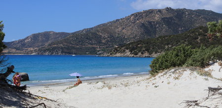 la bellissima spiaggia di campulongu a villasimius raggiungibile a piedi e in pochissimi minuti dal nostro residence.